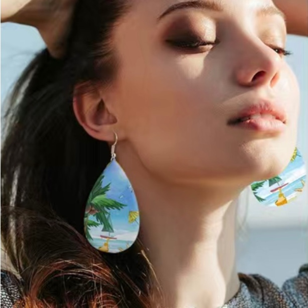 1 pair Hawaii faux leather tear drop shape dangle earrings
Faux fashion jewelry - Picture 4 of 7